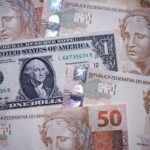 Dólar abre a R$ 4,96 com tensão no Estreito de Ormuz e petróleo em alta